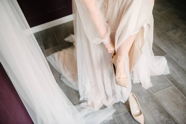 Svatební sváteční boty nevěstě v den svatby — Stock fotografie