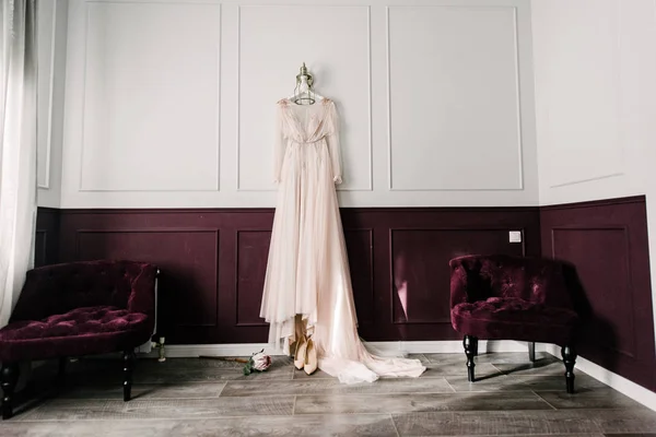 White wedding dress hanging in the bedroom. White bride dress — Stock Photo, Image