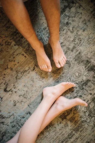 Pés de homem e mulher na cama close-up — Fotografia de Stock