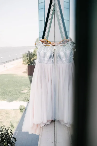 寝室にぶら下がっている白いウェディングドレス。白い花嫁のドレス — ストック写真