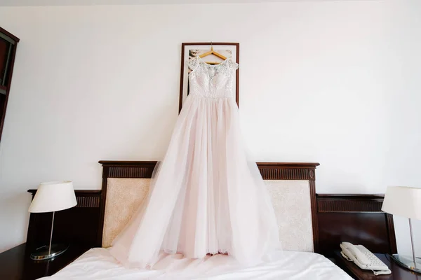 Yatak odasında asılı beyaz gelinlik. Beyaz gelin elbisesi — Stok fotoğraf