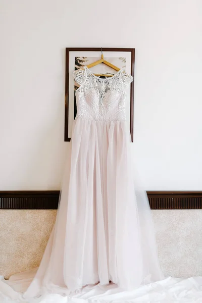 White wedding dress hanging in the bedroom. White bride dress — Stock Photo, Image