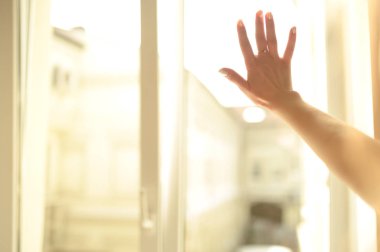 Sisli pencerede erkek ve dişi Eller yakın çekim.