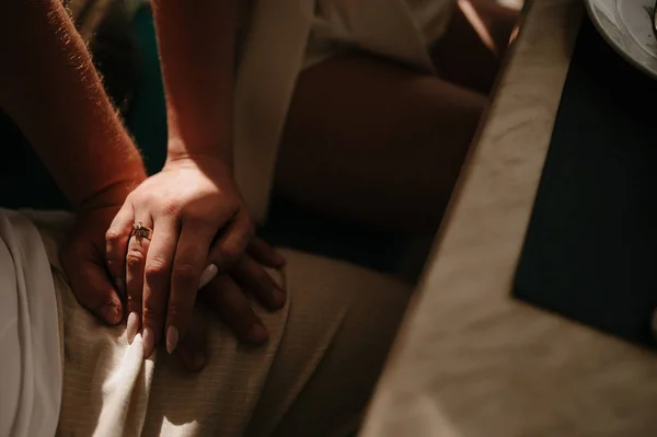 Mann und Frau halten Hand in Hand — Stockfoto