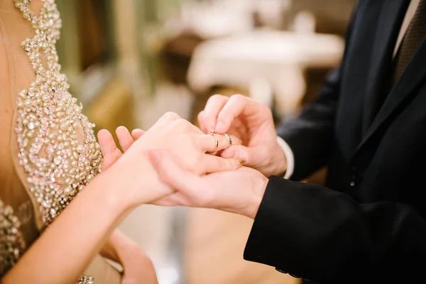A vőlegény teszi a Karikagyűrű a menyasszony közelről. A menyasszony hozza a vőlegény a jegygyűrűt. — Stock Fotó