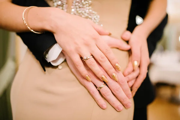 Homem e mulher de mãos dadas de perto — Fotografia de Stock