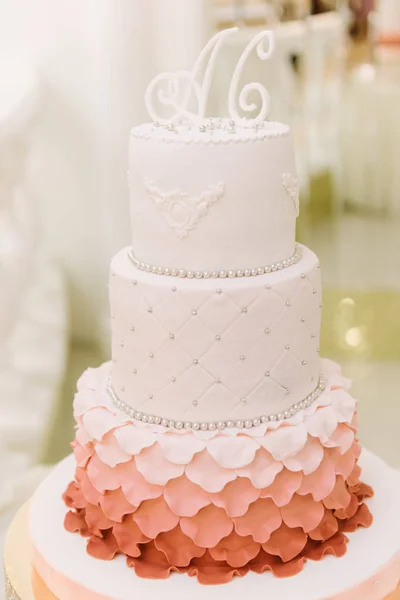 Gran pastel de boda de cerca en la mesa de la boda de cerca — Foto de Stock