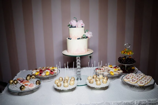 Velký svatební dort na svatebním stole zblízka — Stock fotografie