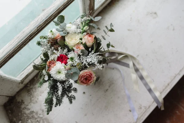 Ramo blanco de flores de pie en un jarrón en la ventana —  Fotos de Stock