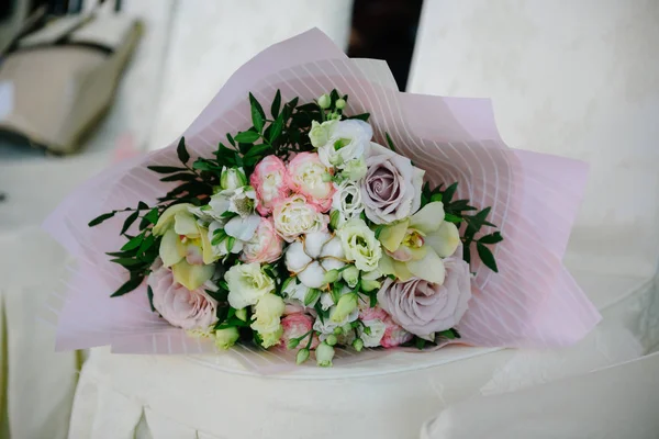 Brautstrauß aus Blumen der Braut in Nahaufnahme — Stockfoto
