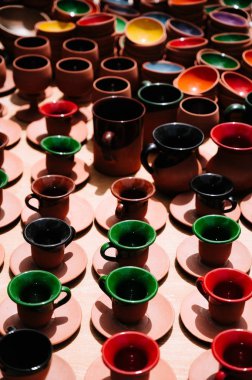 El yapımı seramik seramik. El boyaması çanak çömlek. Geleneksel çömlek fuarı. El boyaması seramikler.