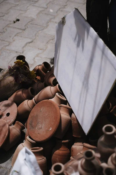 Poterie en céramique faite main. Poterie peinte à la main. Foire de la poterie traditionnelle. Céramique peinte à la main . — Photo