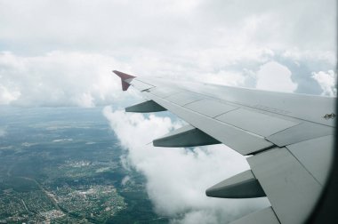 Güzel mavi gökyüzü ve bulut ile uçuş kanadı ile havada pencere uçuş görünümü