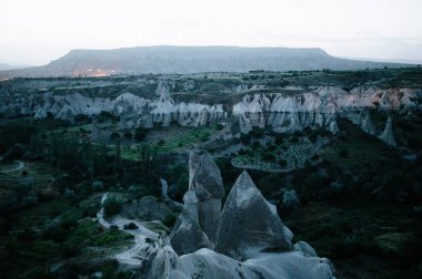 Mantar gibi önemli ölçüde seyir kayalar bir günbatımı tarafından Kapadokya, Türkiye'de yaktı.