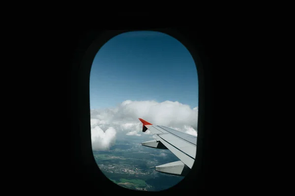 从窗口飞行空中观看与美丽的蓝天和云的飞行翼 — 图库照片