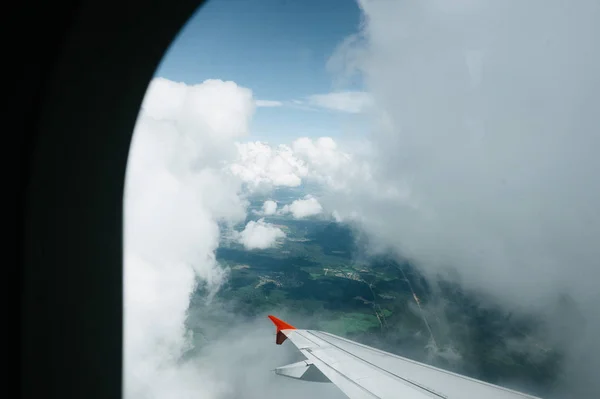 从窗口飞行空中观看与美丽的蓝天和云的飞行翼 — 图库照片