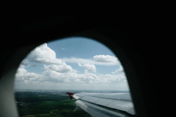 Vista desde la ventana vuelo en el aire con ala de vuelo con hermoso cielo azul y nube — Foto de Stock