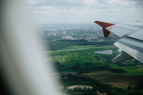 Blick aus dem Fenster Flug auf Luft mit Flugflügel mit schönem blauen Himmel und Wolken — Stockfoto