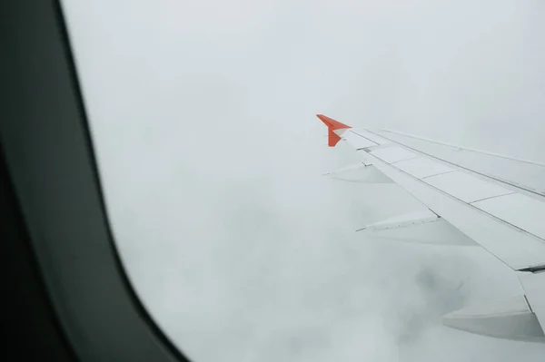 从窗口飞行空中观看与美丽的蓝天和云的飞行翼 — 图库照片