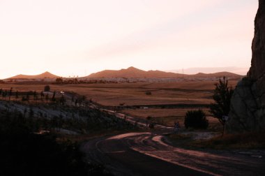 Mantar gibi önemli ölçüde seyir kayalar bir günbatımı tarafından Kapadokya, Türkiye'de yaktı.