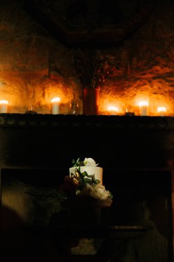 Meyve ile büyük beyaz düğün pastası masada