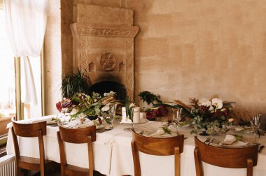 Şenlikli düğün masası ayarı. Düğün günü masa dekorasyonu