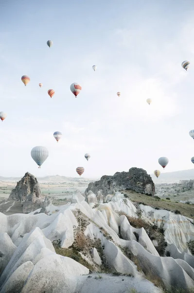 Globos de aire caliente aterrizando en una montaña Parque Nacional Capadocia Goreme Turquía . — Foto de Stock