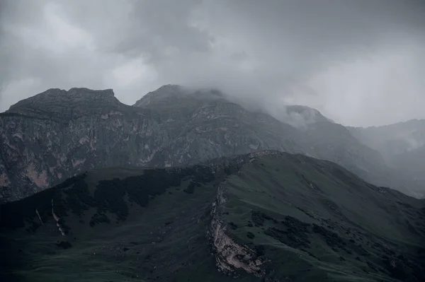 Gürcistan ülkesinde Kafkaslar Dağları. Güzel dağ manzarası. Doğa ve dağ arka planı.