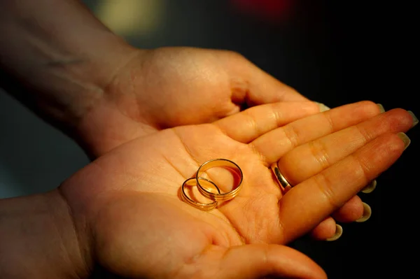 Два обручальных кольца в руках молодоженов — стоковое фото