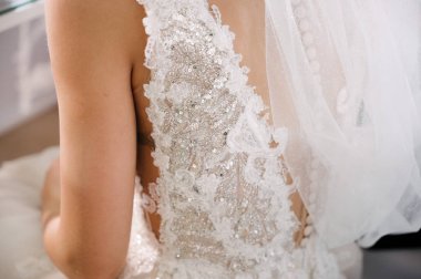 Beyaz gelinlik le poz veren genç kadın yakın çekim