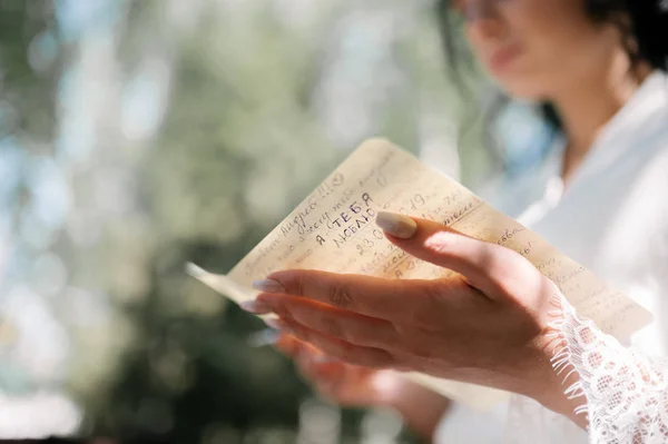 La novia tiene una carta de amor. Ceremonia de boda — Foto de Stock