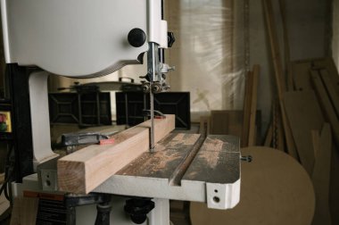 Bando, bir marangozluk atölyesinde yakın çekim yaptı. Marangozluk atölyesinde ekipman ve aletler. Meslek, marangozluk, marangozluk ve insan konsepti.