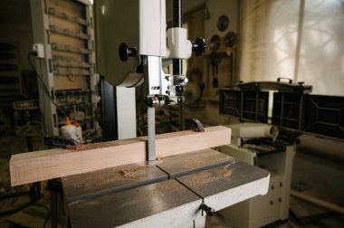 Bando, bir marangozluk atölyesinde yakın çekim yaptı. Marangozluk atölyesinde ekipman ve aletler. Meslek, marangozluk, marangozluk ve insan konsepti.