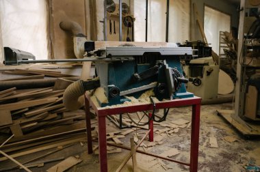 Machine Electronic Table Saw, Sharp Cut Metal Steel Silver marangozluk, marangozluk, marangozluk ve insanlar konsepti.