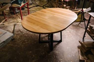 Kahverengi, açık kahverengi ahşap yemek masası. Modern tasarımcı, karanlık arka planda yemek masası. Mobilya serisi.