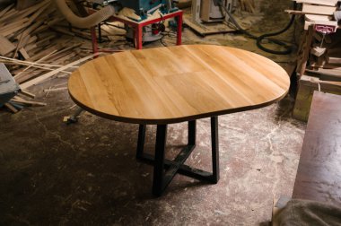 Kahverengi, açık kahverengi ahşap yemek masası. Modern tasarımcı, karanlık arka planda yemek masası. Mobilya serisi.