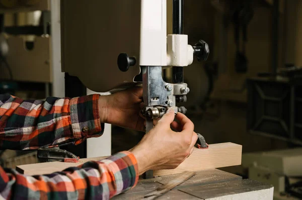 Proceso Trabajo Taller Carpintería Hombre Con Overoles Trabaja Una Sierra — Foto de Stock