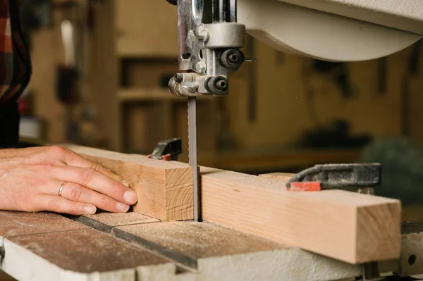 Proceso Trabajo Taller Carpintería Hombre Con Overoles Trabaja Una Sierra — Foto de Stock
