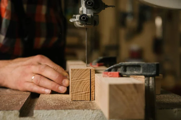 Processo Trabalho Oficina Carpintaria Homem Macacão Trabalha Uma Banda Serra — Fotografia de Stock