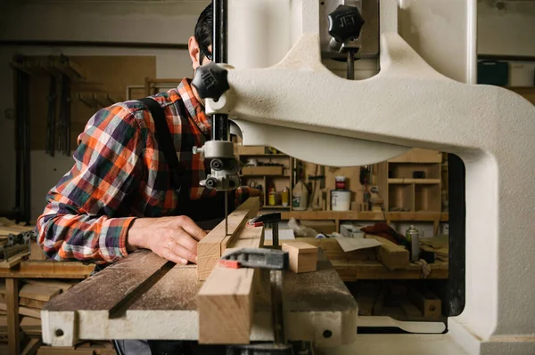 Proceso Trabajo Taller Carpintería Hombre Con Overoles Trabaja Una Sierra — Foto de Stock