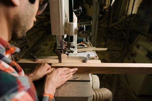 Proceso Trabajo Taller Carpintería Hombre Con Overoles Trabaja Una Sierra — Foto de Stock