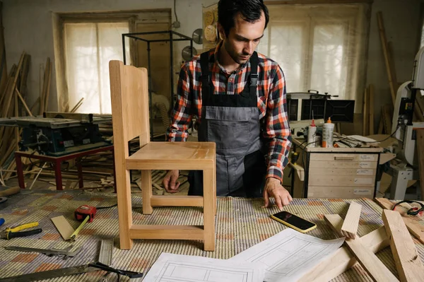 Proceso Trabajo Taller Carpintería Hombre Con Overoles Trabaja Taller Carpintería — Foto de Stock