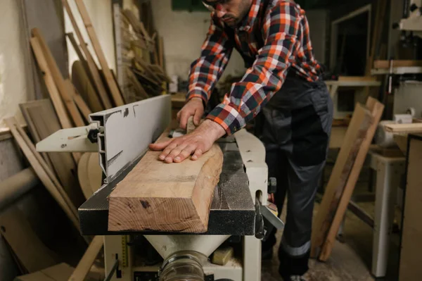 Proceso Trabajo Taller Carpintería Hombre Overoles Utiliza Una Máquina Cepilladora — Foto de Stock