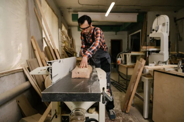 Proceso Trabajo Taller Carpintería Hombre Overoles Utiliza Una Máquina Cepilladora — Foto de Stock