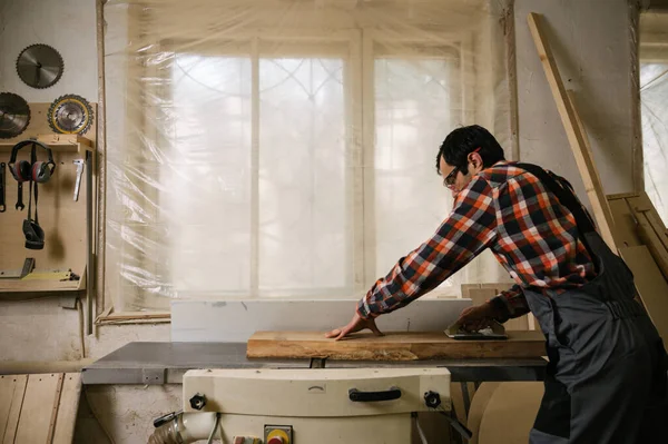 Proceso Trabajo Taller Carpintería Hombre Overoles Utiliza Una Máquina Cepilladora — Foto de Stock