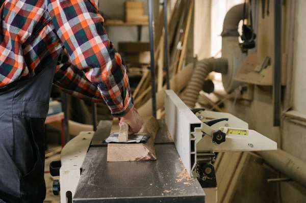 Proceso Trabajo Taller Carpintería Hombre Overoles Utiliza Una Máquina Cepilladora — Foto de Stock