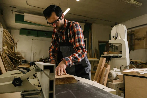 Proceso Trabajo Taller Carpintería Hombre Overoles Utiliza Una Máquina Cepilladora — Foto de Stock