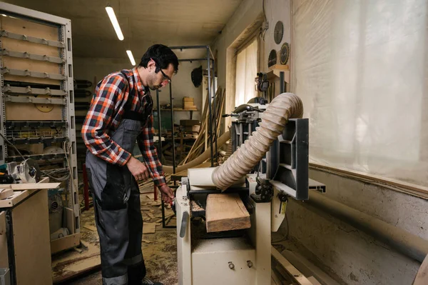 Proceso Trabajo Taller Carpintería Hombre Overoles Utiliza Una Máquina Cepilladora — Foto de Stock