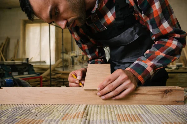 大工の工房での作業工程大工の工房では 全体的に男性が作業を行います 人の概念 — ストック写真