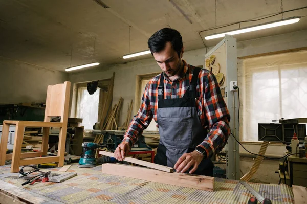 Proceso Trabajo Taller Carpintería Hombre Con Overoles Trabaja Taller Carpintería — Foto de Stock